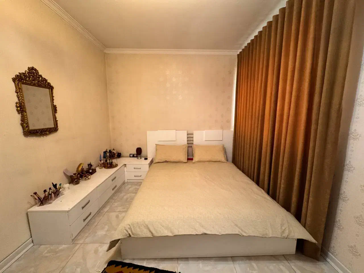 تخت و پاتختی و کمد بزرگ دارای طبقه و رگال لباس|تخت و سرویس خواب|همدان, |دیوار