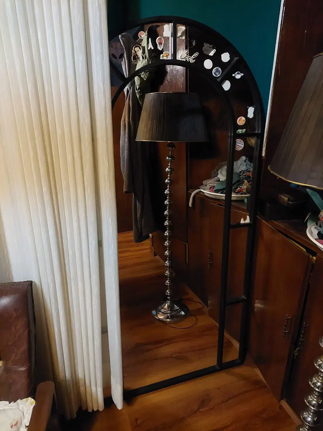 آیینه ایستاده|آینه|بندر انزلی, شیلات|دیوار