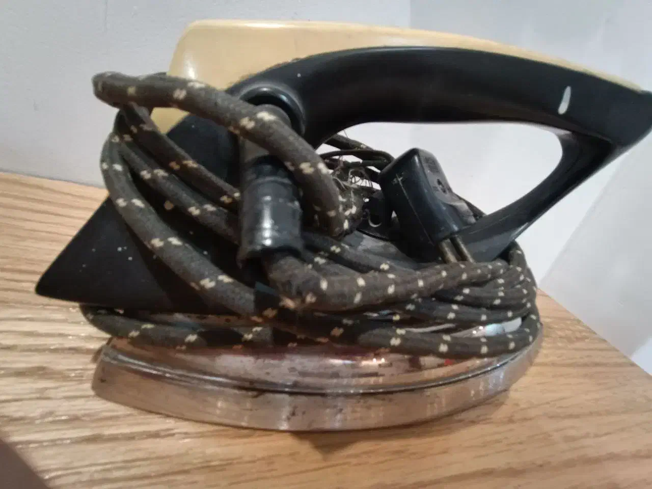 اتو سنگین قدیمی|کلکسیون اشیاء عتیقه|مشهد, الهیه|دیوار