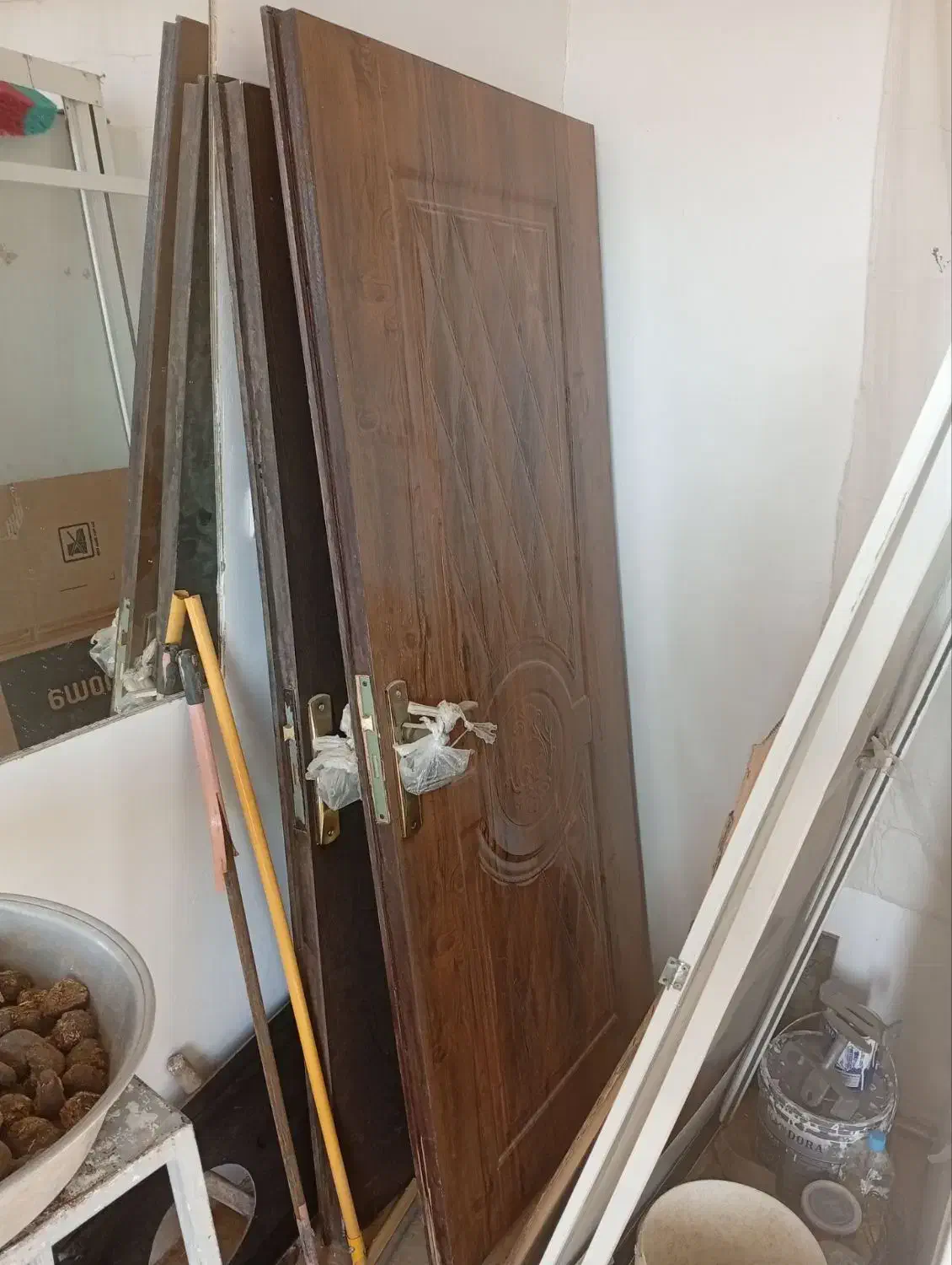 در اتاق چوبی با کلاف و ۱۳عدد جعبه|مصالح و تجهیزات ساختمان|چهاردولی, |دیوار