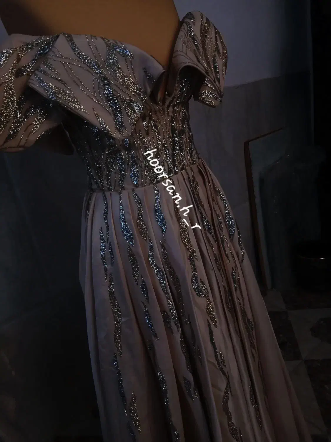 لباس مجلسی|لباس|تربت جام, حافظ|دیوار