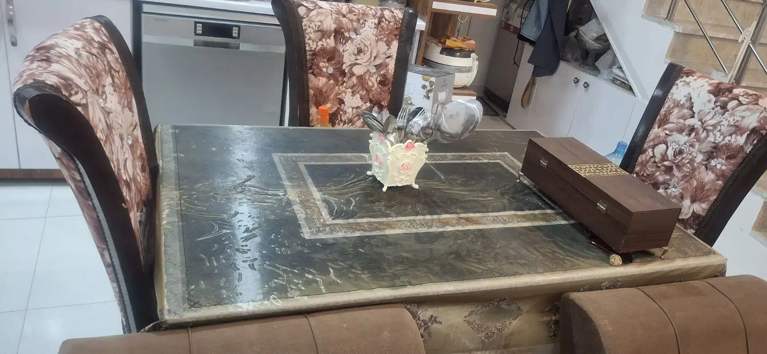 فروش میز و صندلی ناهارخوری ۴ نفره در حد نو فوری|مبلمان خانگی و میز عسلی|بوشهر, |دیوار