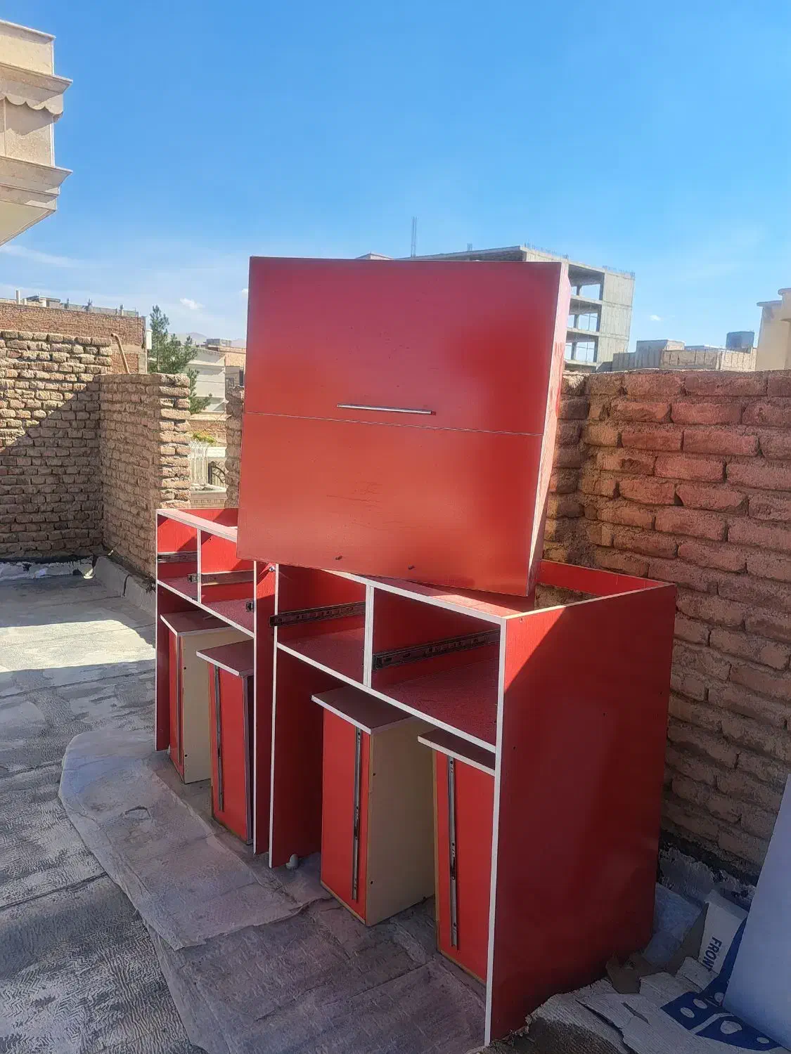 دو تا میز و ابچکان و سینک|آب‌چکان و نظم‌دهنده ظروف|آذرشهر, |دیوار