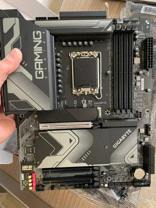 مادربرد گیمینگ Gigabyte Z790 Gaming X AX DDR5|قطعات و لوازم جانبی رایانه|اصفهان, بهارستان (مخابرات)|دیوار