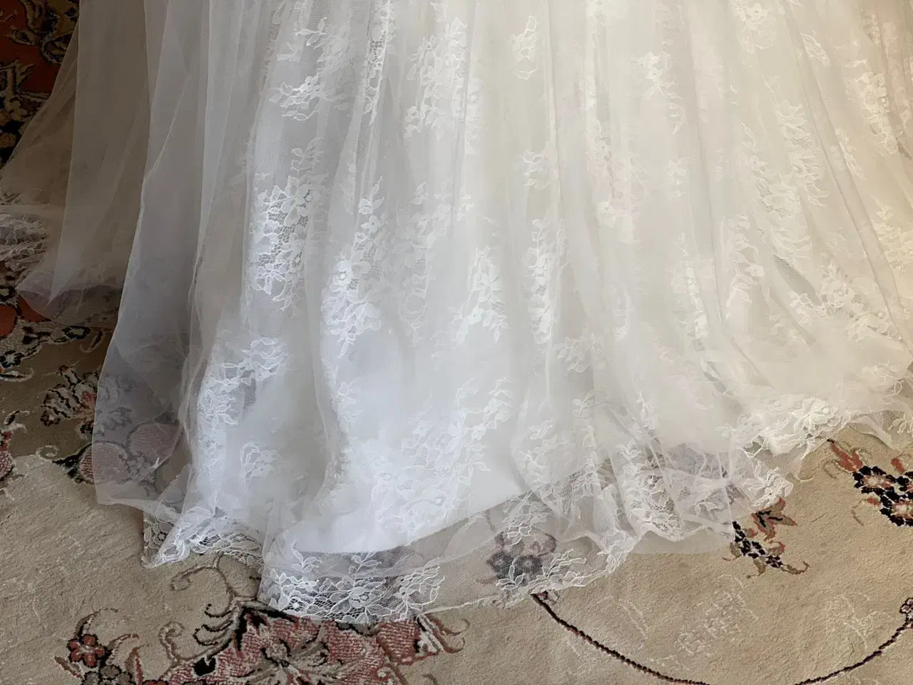 لباس عروس اروپایی|لباس|کاشان, گبرها|دیوار