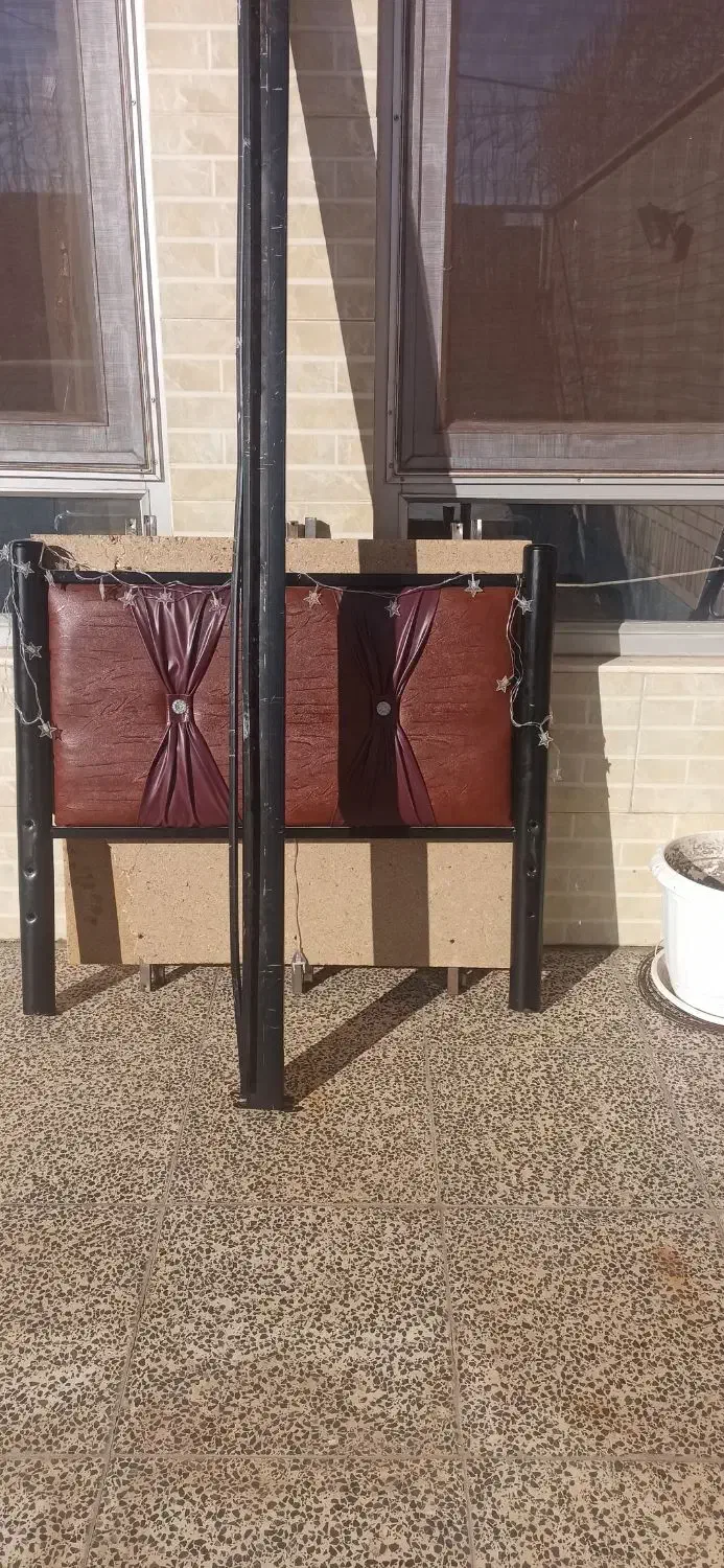 یک عدد تخت دونفره تخت یک نفره فلزی یک تشک دونفره|تشک تختخواب|مبارکه, |دیوار