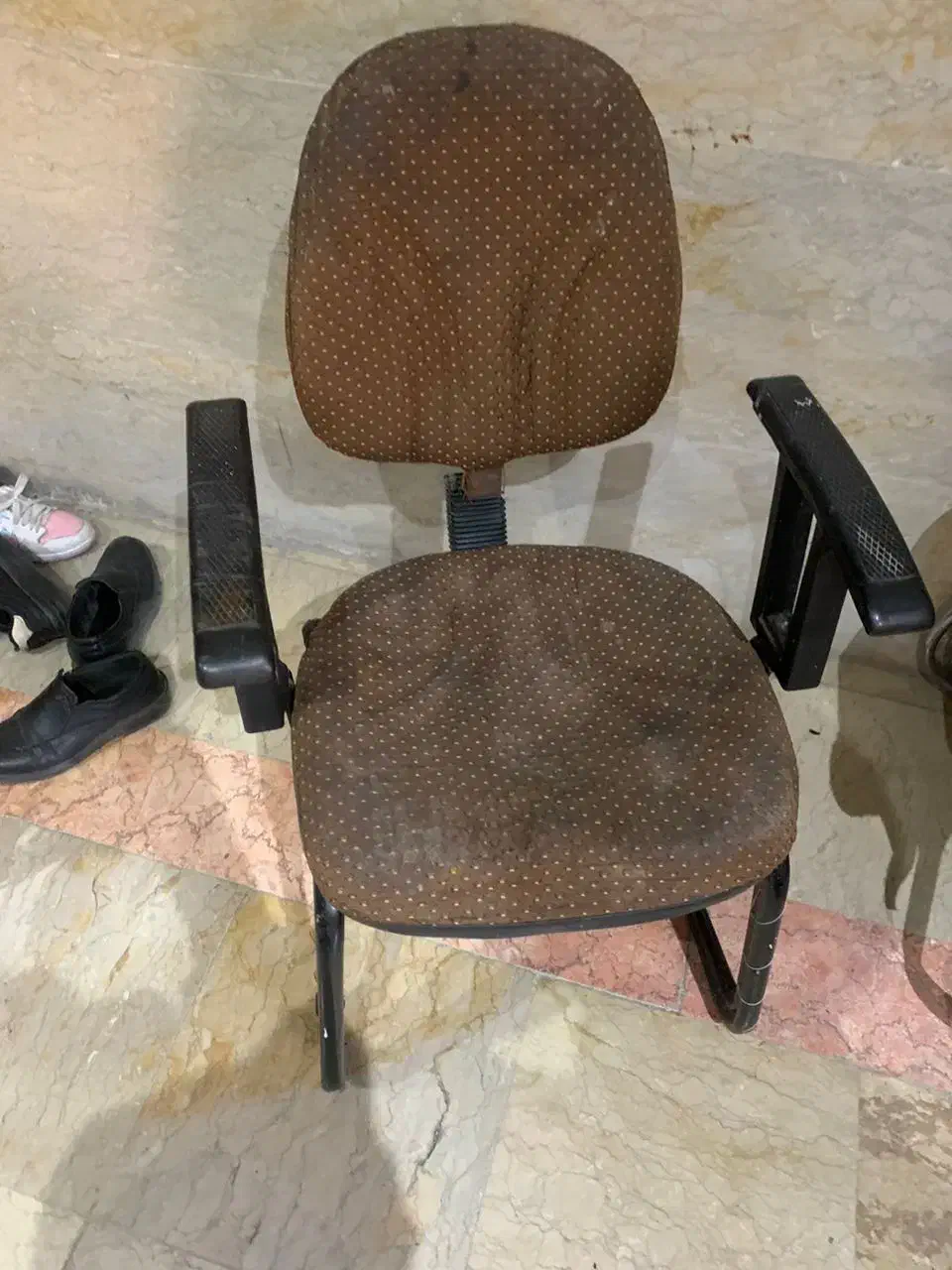 دو عدد صندلی نیاز تعمیر|صندلی و نیمکت|کرج, شاهین‌ویلا|دیوار