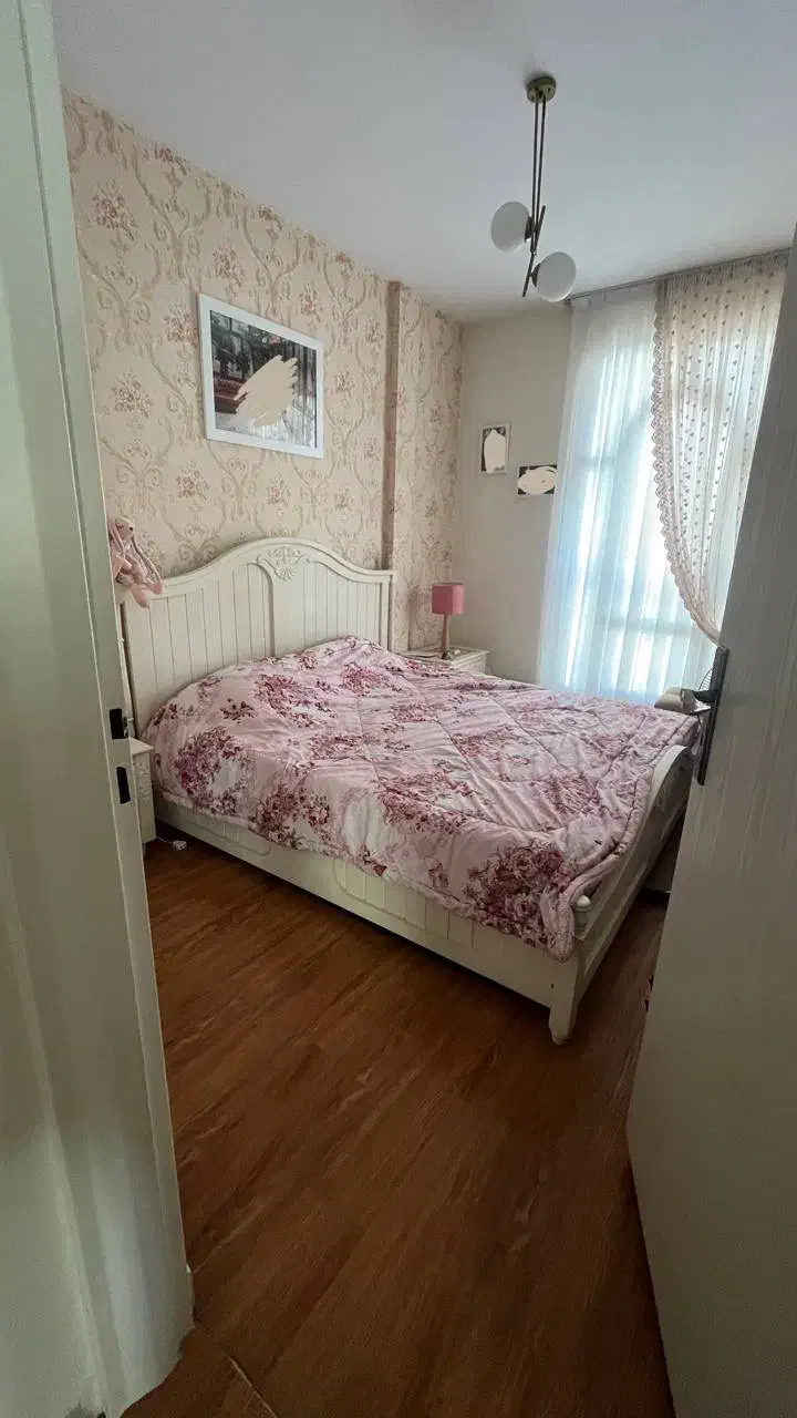 ۹۰ متر، مرزداران، لاله