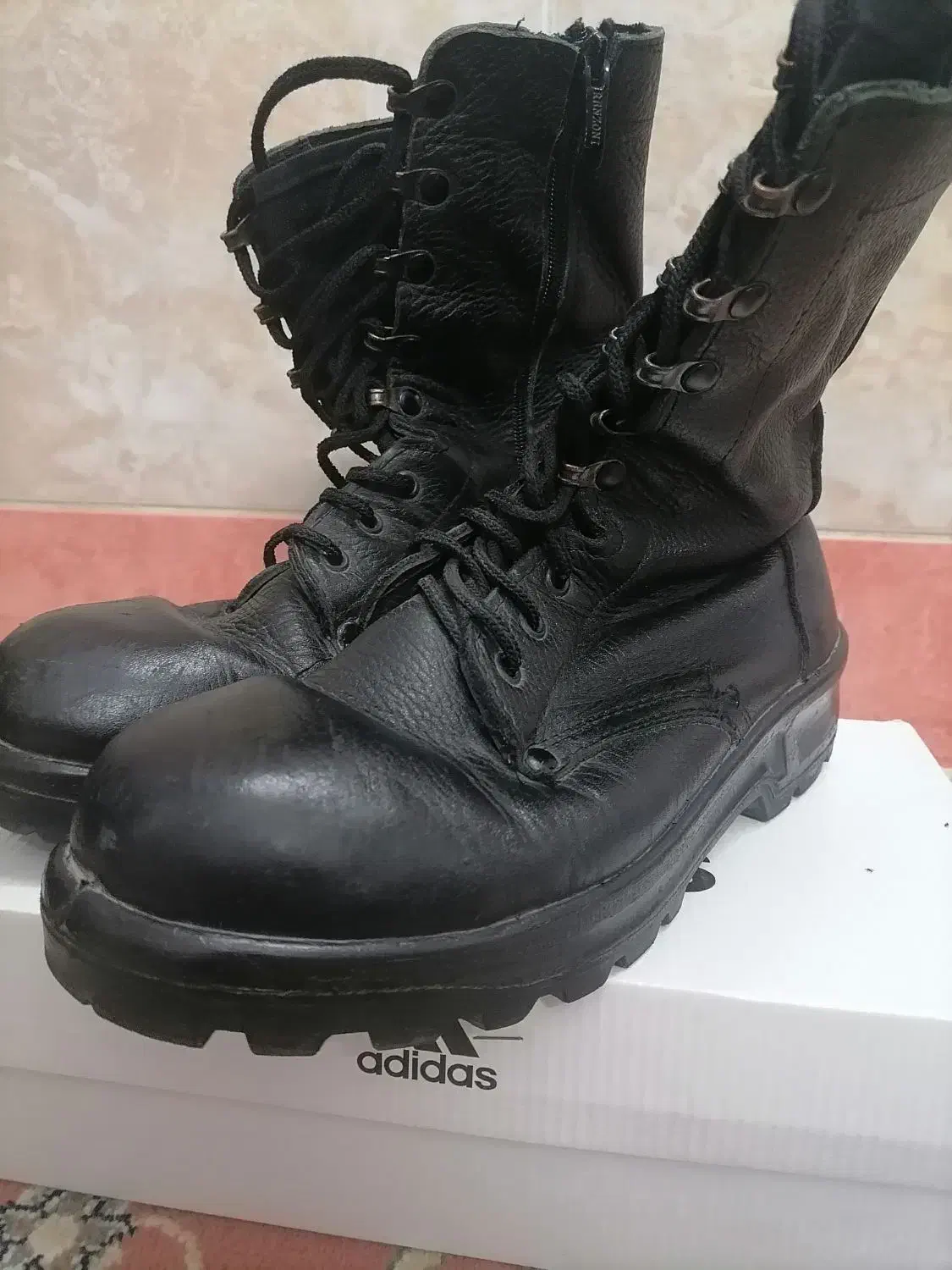 کفش سربازی|کیف، کفش، کمربند|قم, چهل درخت‎|دیوار