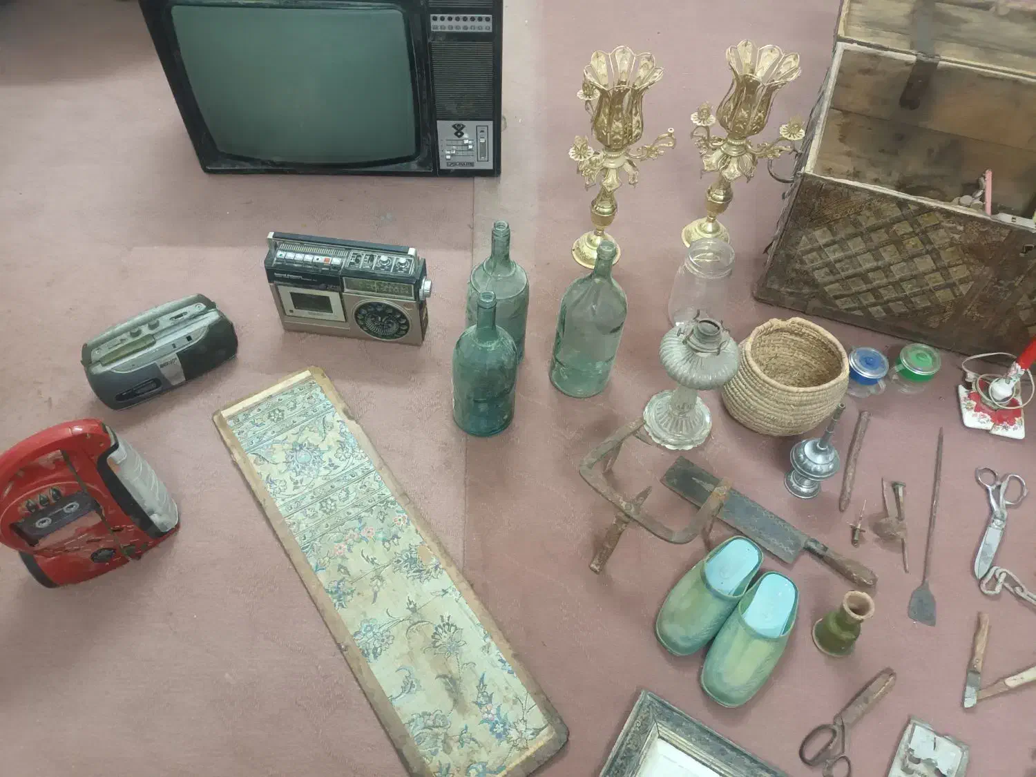 اجناس قدیمی .|کلکسیون اشیاء عتیقه|زارچ, |دیوار