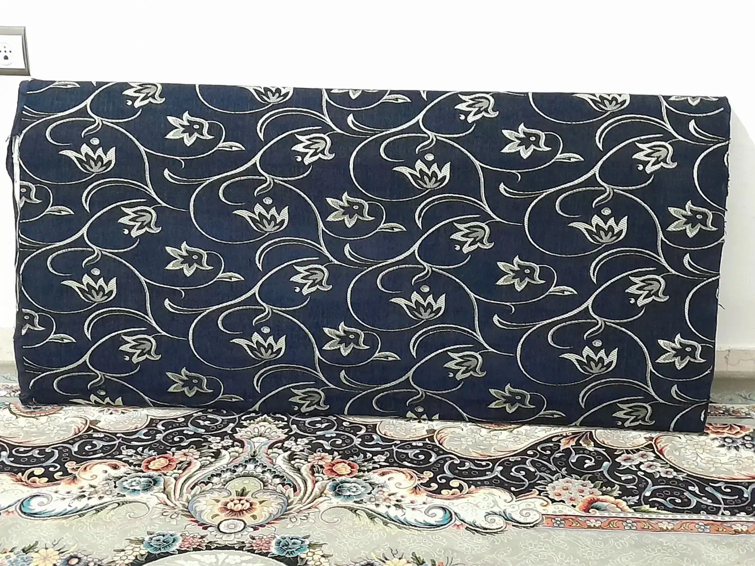 سه عدد پشتی|پشتی|خرم‌آباد, |دیوار