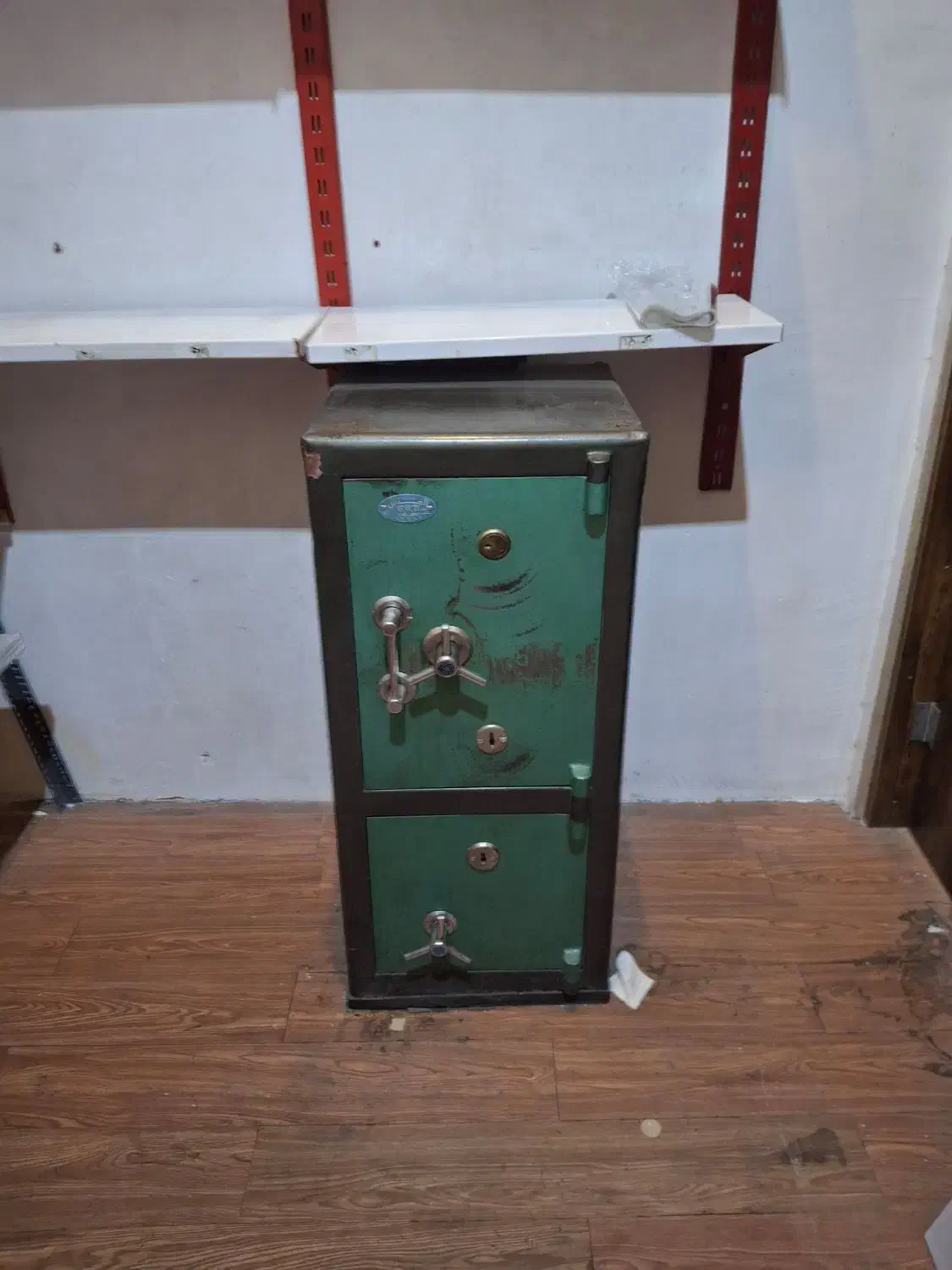 تعدادی ویترین ای دی اف با یه گاو صندوق 2 طبقه|بوفه، ویترین، کنسول|فردیس, نسترن غربی|دیوار