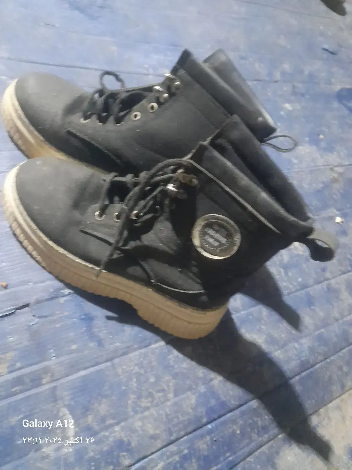 کفش|کیف، کفش، کمربند|رشت, عینک|دیوار