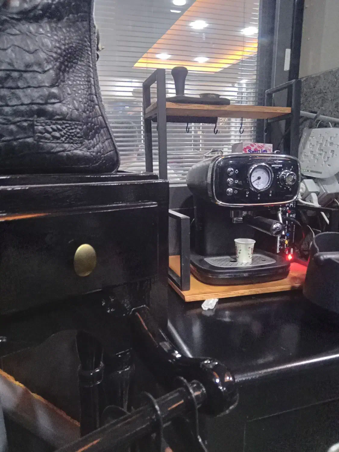 استنددستگاه اسپرسو پاسماوری استندچوب فلز|مبلمان خانگی و میز عسلی|اسلام‌شهر, شهرک سعیدیه|دیوار