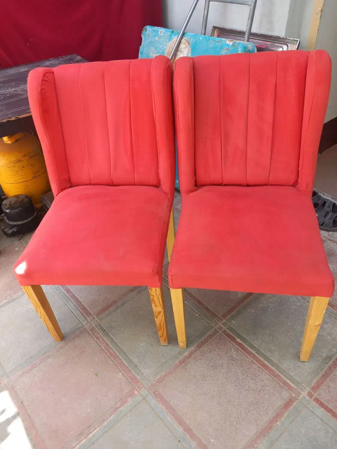 تعدادی صندلی ومیز|صندلی و نیمکت|سبزوار, طبرسی (جعفرآباد)|دیوار