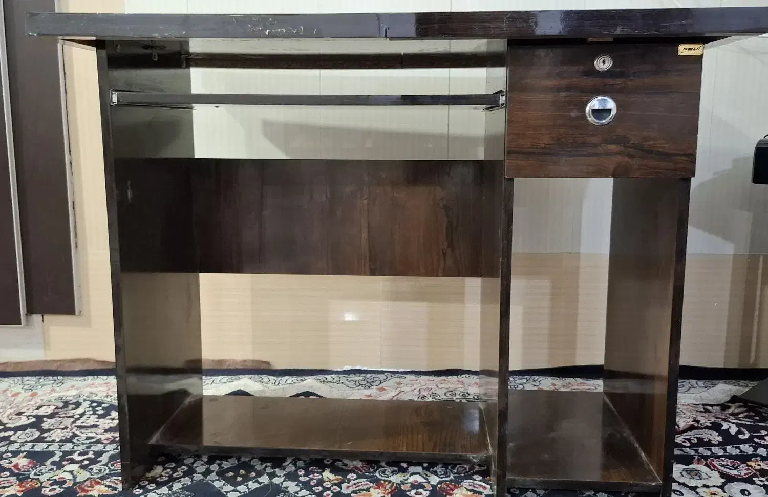 میز|میز تحریر و کامپیوتر|بیکاه, |دیوار