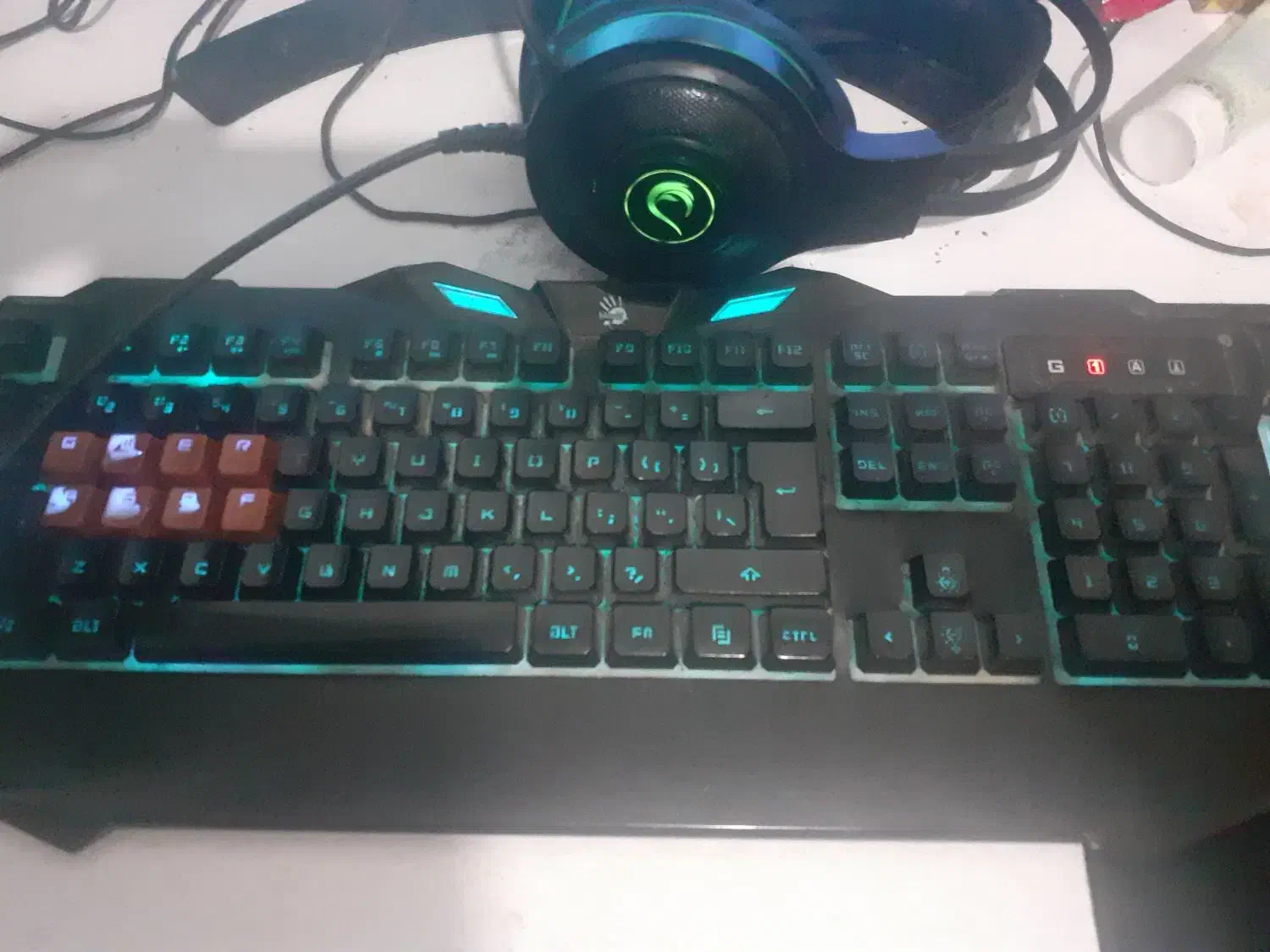 یک عدد کیبورد مارک bloody ویک هدفون مارک ریزور|قطعات و لوازم جانبی رایانه|قم, منبع آب|دیوار