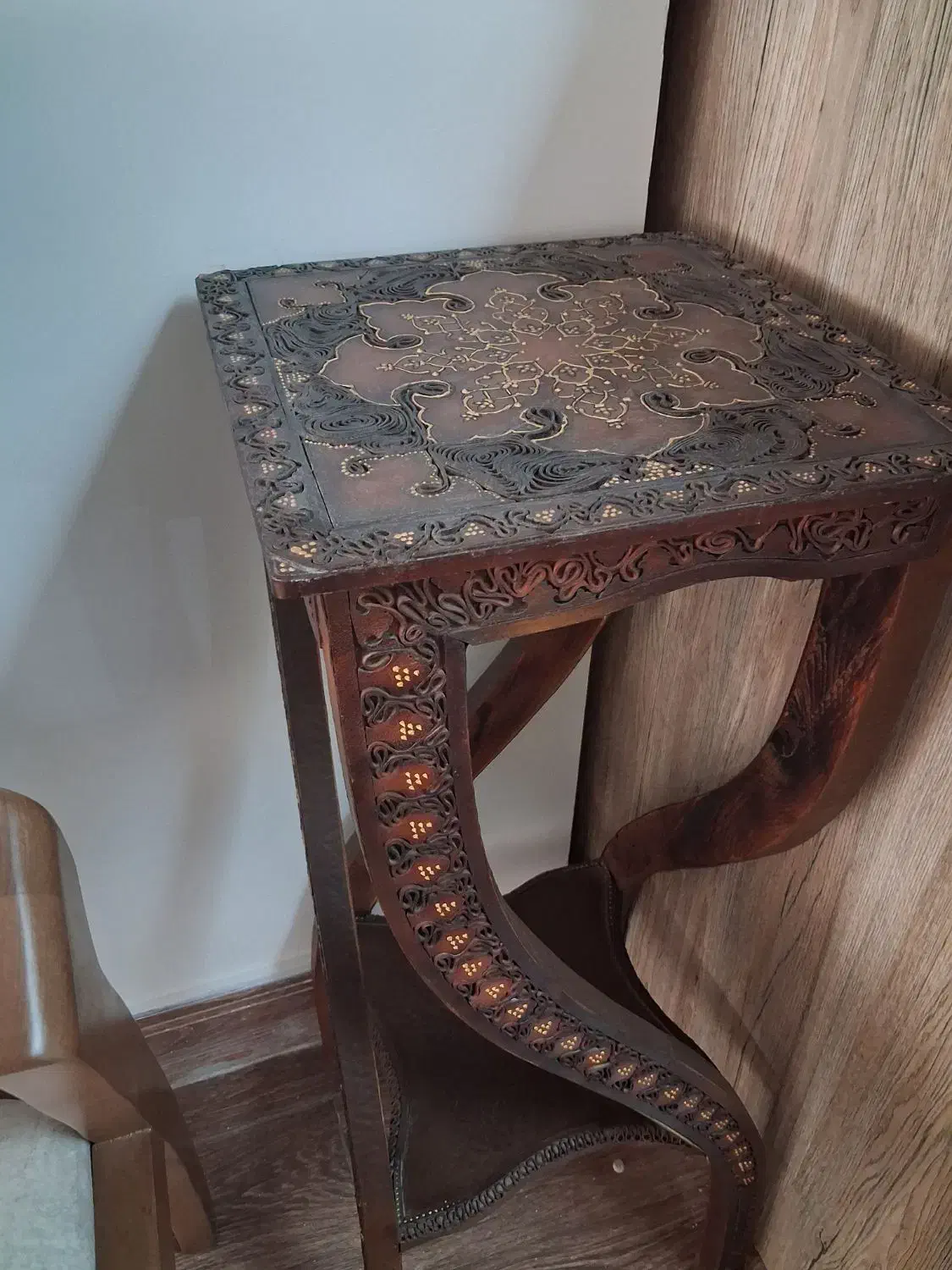 میز تلفن|میز تلفن|اصفهان, ملاصدرا|دیوار