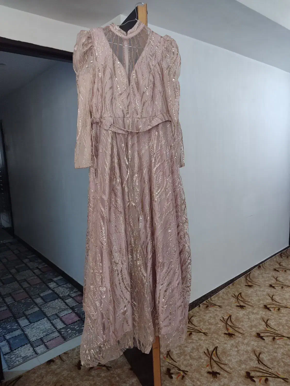 پیراهن مجلسی|لباس|رباط‌کریم, رباط‌کریم|دیوار