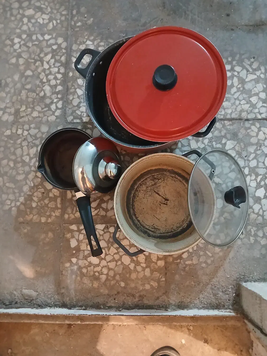 ۳عدد دیگ موجود در عکس. با هم|ظروف پختوپز|گرگان, |دیوار