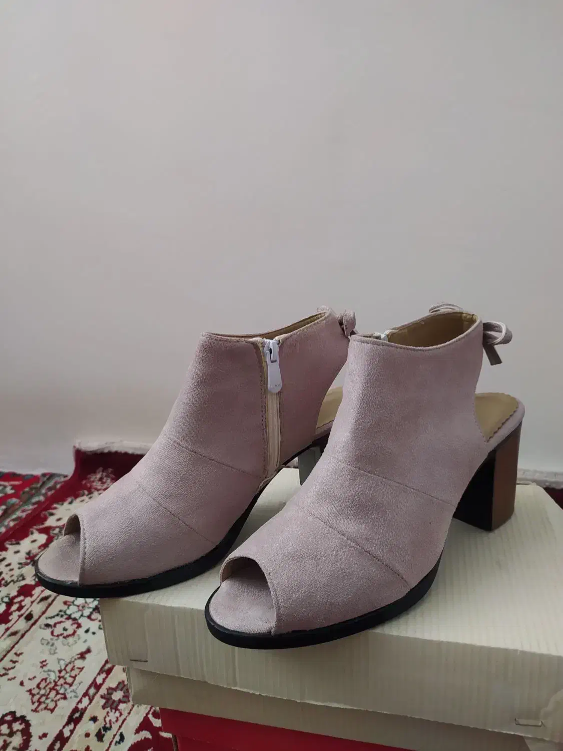 کیف وکفش|کیف، کفش، کمربند|میانه, |دیوار