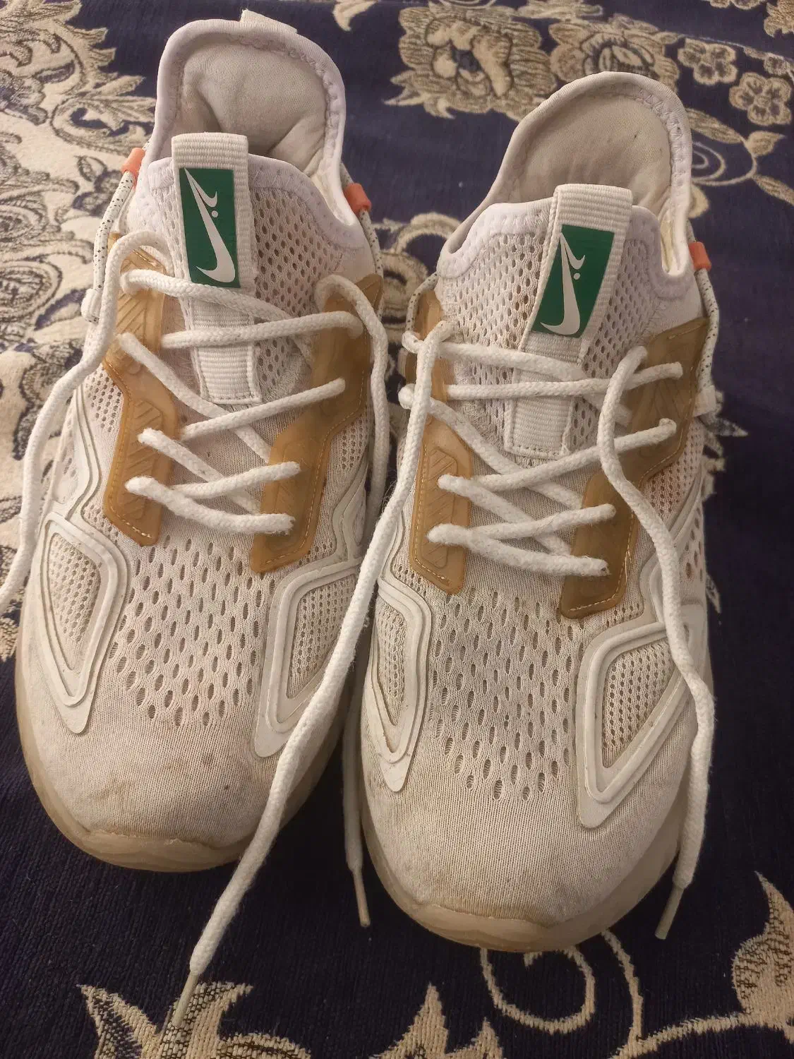 کفش|کیف، کفش، کمربند|صحنه, |دیوار