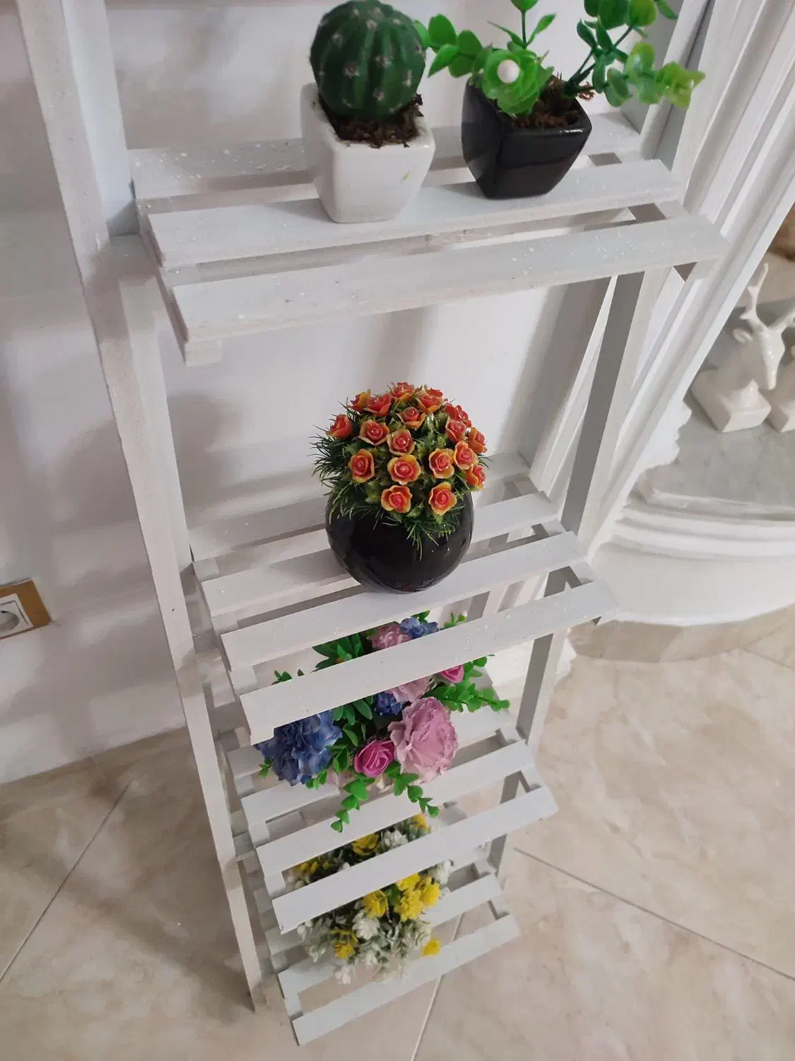 استند همراه گلدانها|گل مصنوعی|بندر انزلی, انقلاب|دیوار