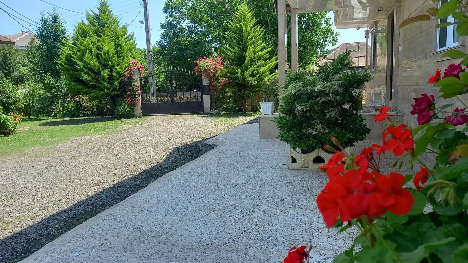 ویلا باغ،۲خوابه حیاط دار،پارکینگ دار،درشهر تالش.|اجارهٔ کوتاهمدت آپارتمان و سوئیت|تالش, هشتپر|دیوار