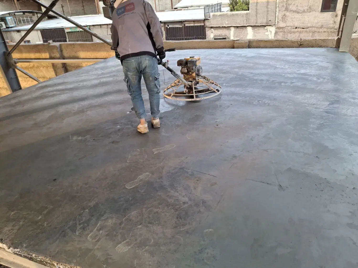 بتن ریزی با ماله پروانه وتراز لیزری درکل تهران|خدمات پیشه و مهارت|باقرشهر, |دیوار