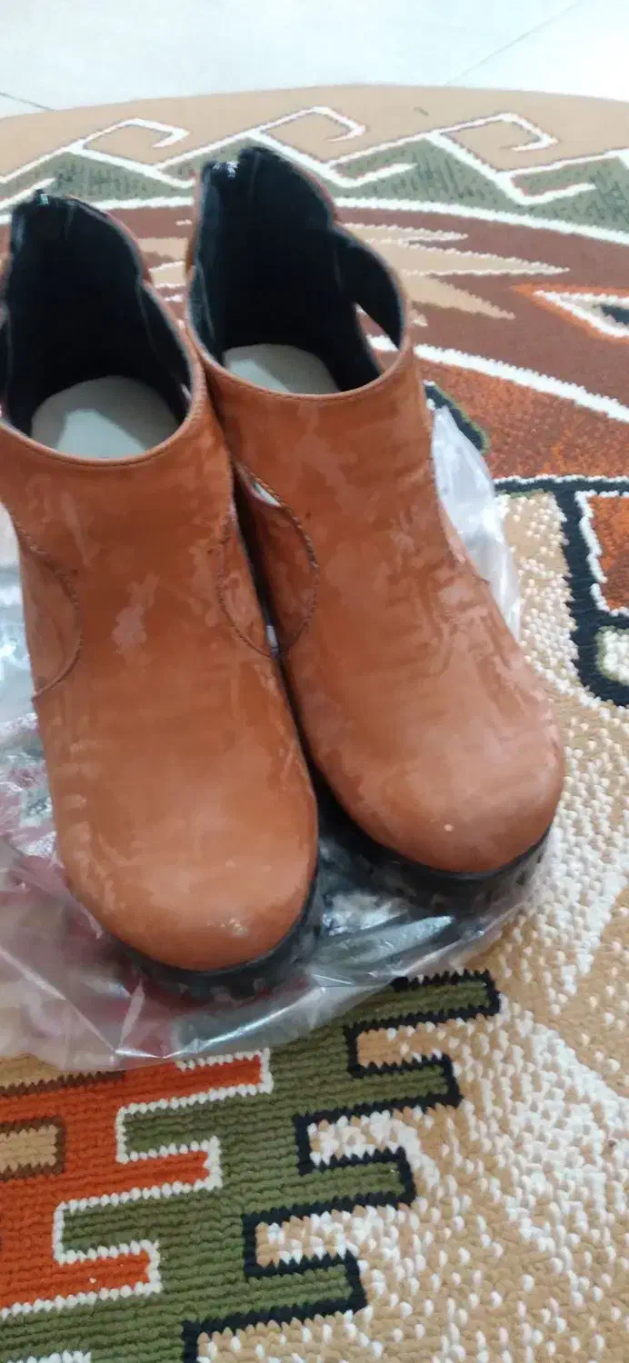 نیم بوت|کیف، کفش، کمربند|اصفهان, باغ فدک|دیوار