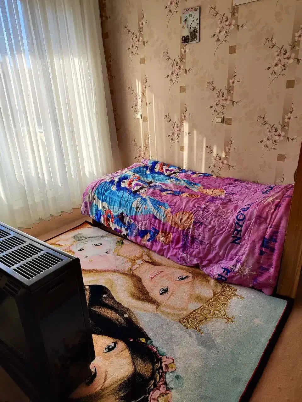 یک عدد فرش دخترانه زیبا|گلیم، جاجیم، گبه|تبریز, |دیوار