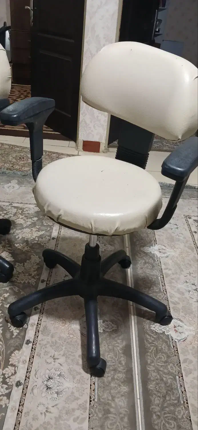 دوعدد صندلی چرخدار با رویه چرم|صندلی و نیمکت|کرج, کمالشهر|دیوار