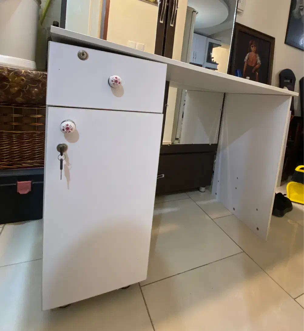 میز ناخن و میز تحریرکارکرده ساخت سفارشی|آرایشگاه و سالنهای زیبایی|چالوس, |دیوار