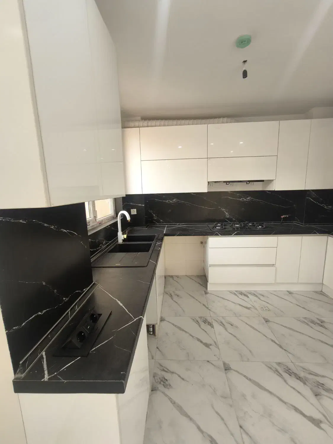 نوساز/۸۰متر/۲خواب/فرعی دنج/فتاحی معماریان