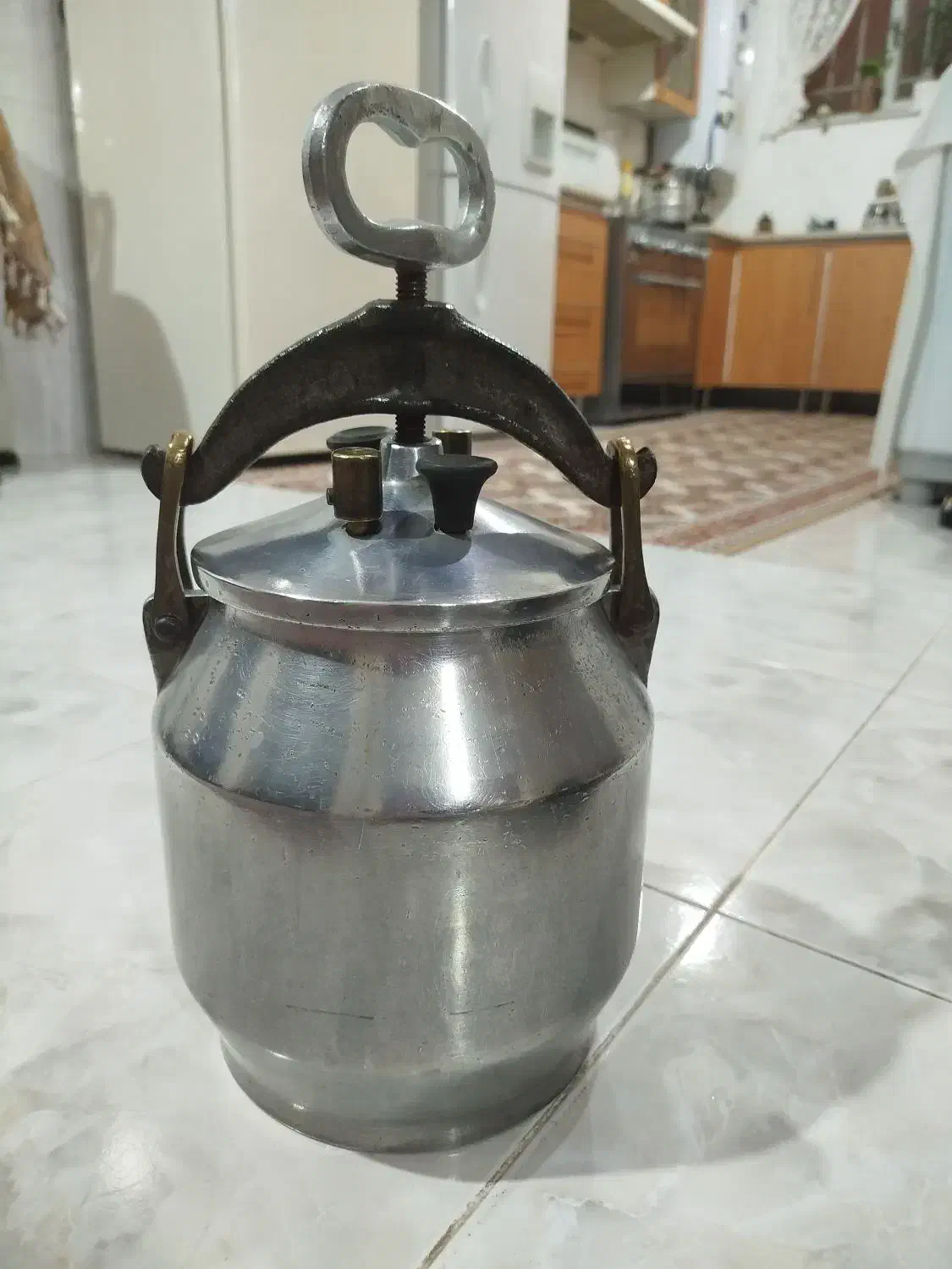 زودپز قدیمی|ظروف پخت‌وپز|شیراز, اصلاح‌نژاد|دیوار