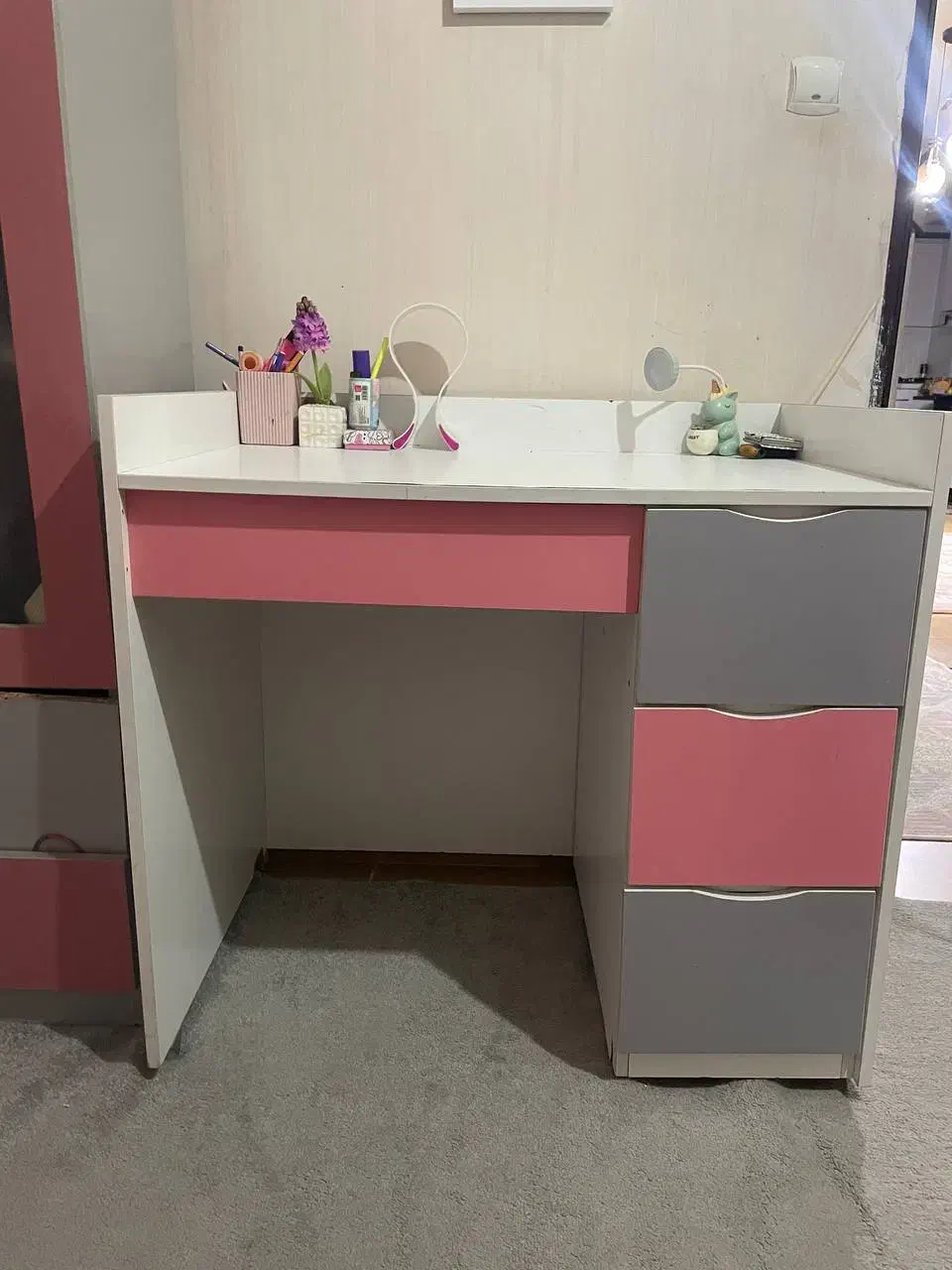 تخت خواب دو طبقه کشودار بزرگ به همراه میز تحریر|تخت و سرویس خواب|رشت, کوی مهر|دیوار