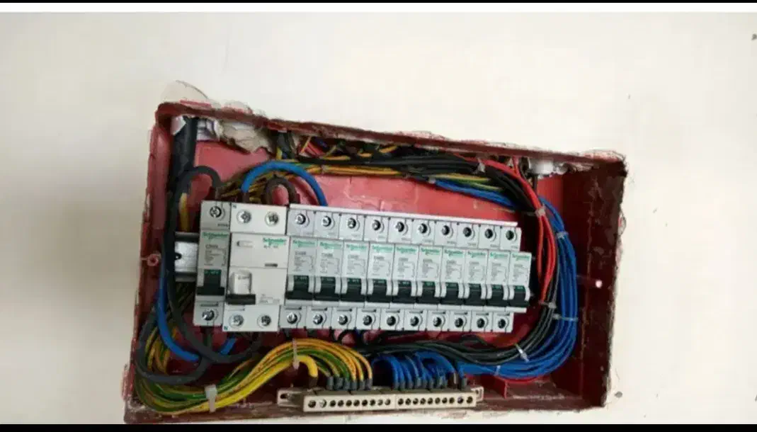 استخدام برقکار نیمه ماهر و شاگرد ساده|استخدام معماری، عمران و ساختمانی|بهار, |دیوار