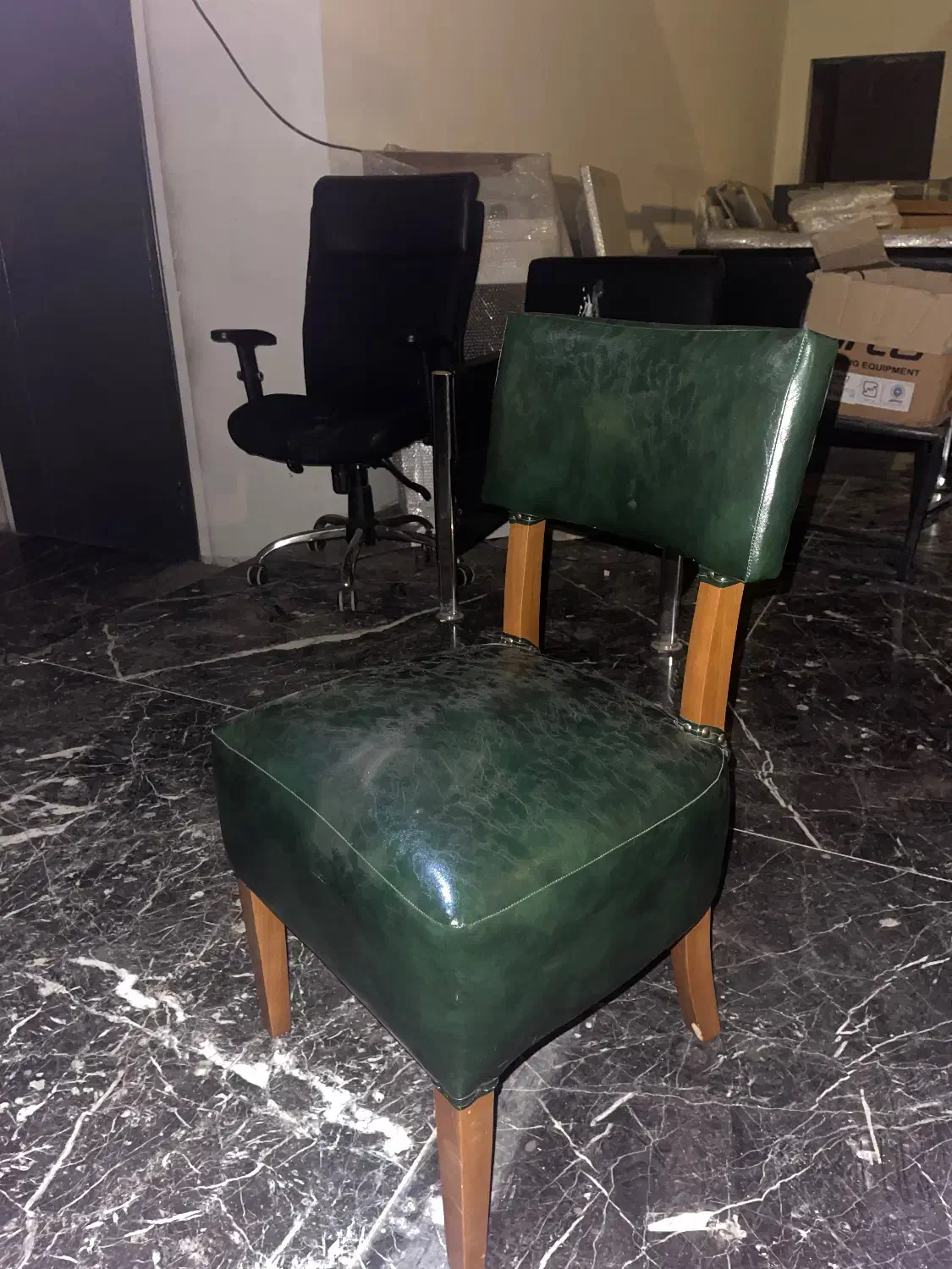 تعدادی مبل و میز کافه رستوران|کافی‌شاپ و رستوران|کرج, عظیمیه|دیوار