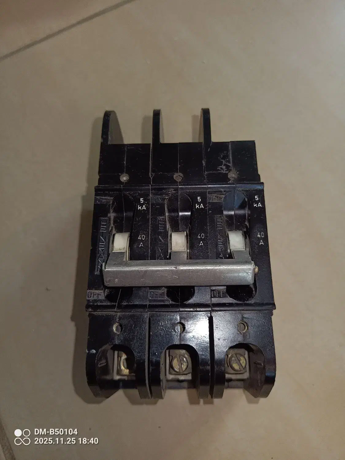 کلید برق قدیمی|مصالح و تجهیزات ساختمان|اصفهان, ناژوان|دیوار