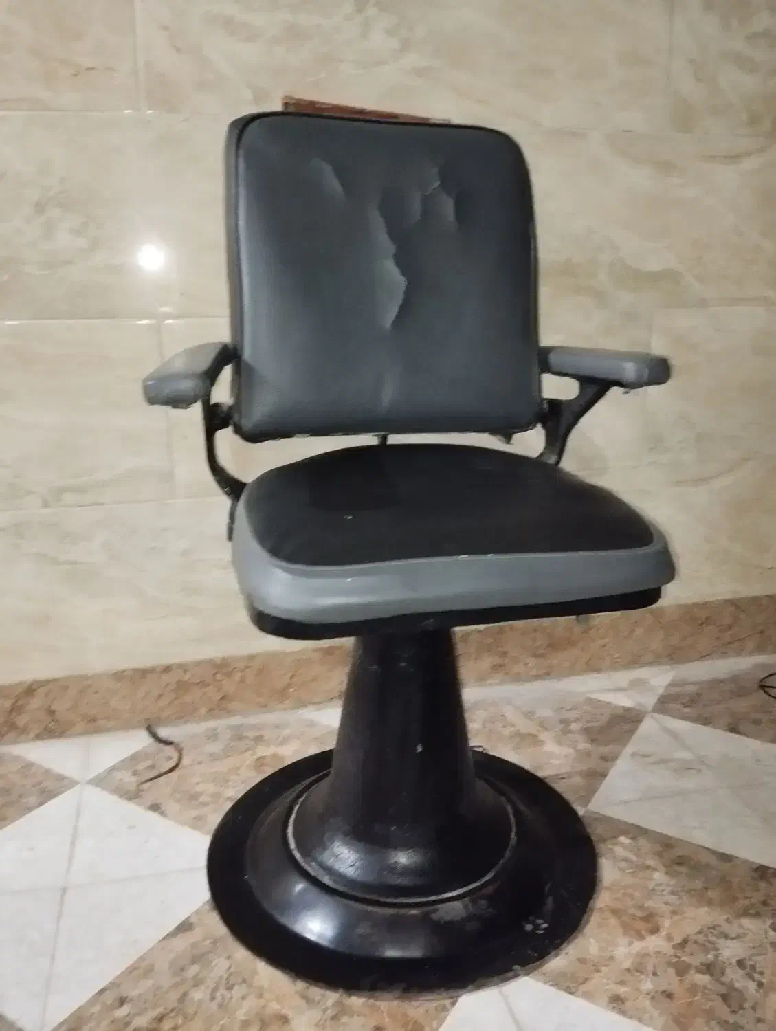 صندلی سالم میباشد|آرایشگاه و سالن‌های زیبایی|میناب, |دیوار