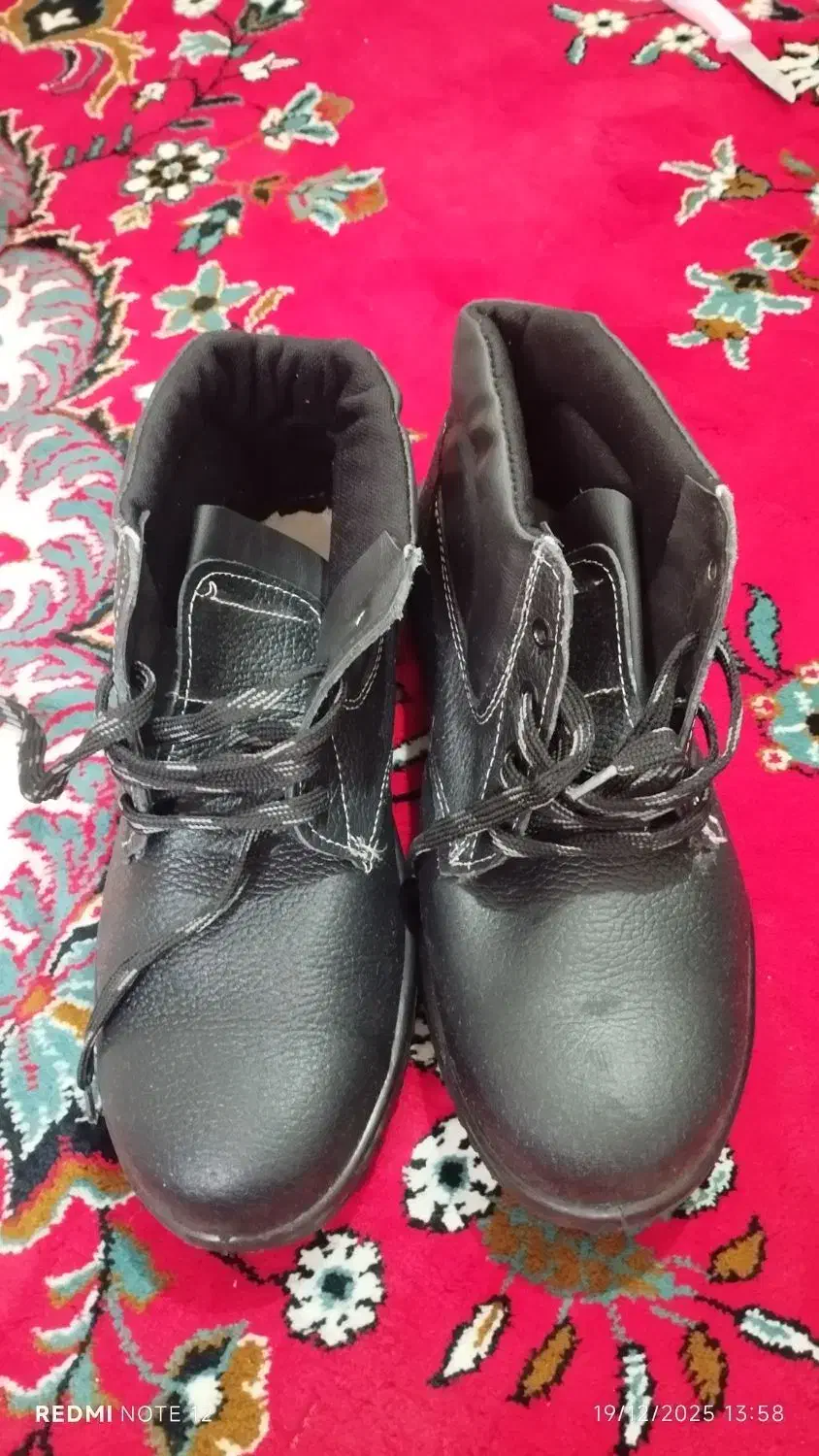 کفش|کیف، کفش، کمربند|کنگاور, |دیوار