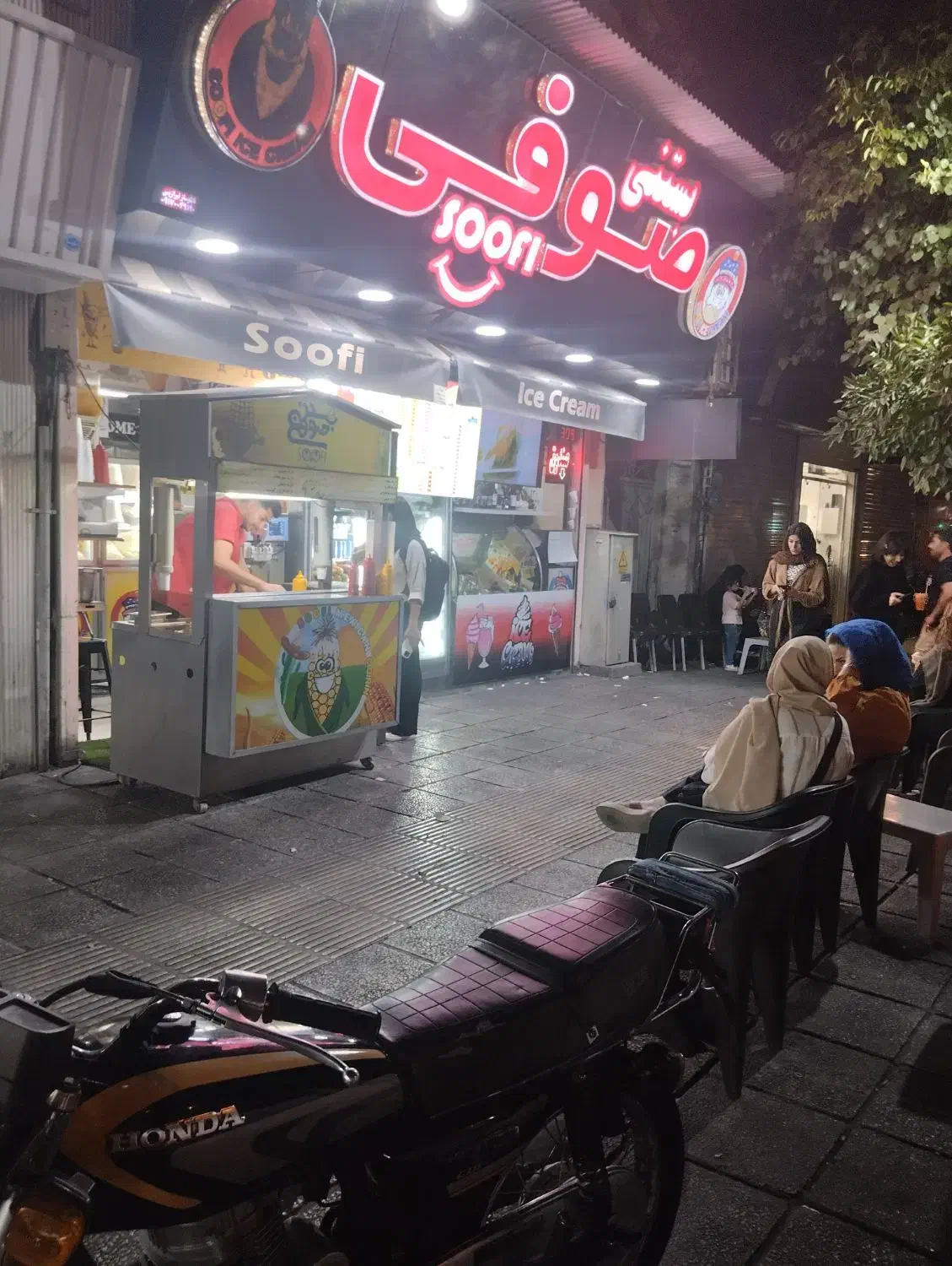 نیروی کار در کافه بستنی|استخدام خدمات فروشگاه و رستوران|شیراز, سینما سعدی|دیوار