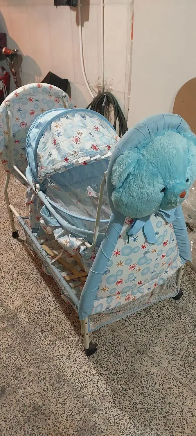 گهواره کودک خرسی در حد نو|تخت و صندلی بچه|یزد, |دیوار