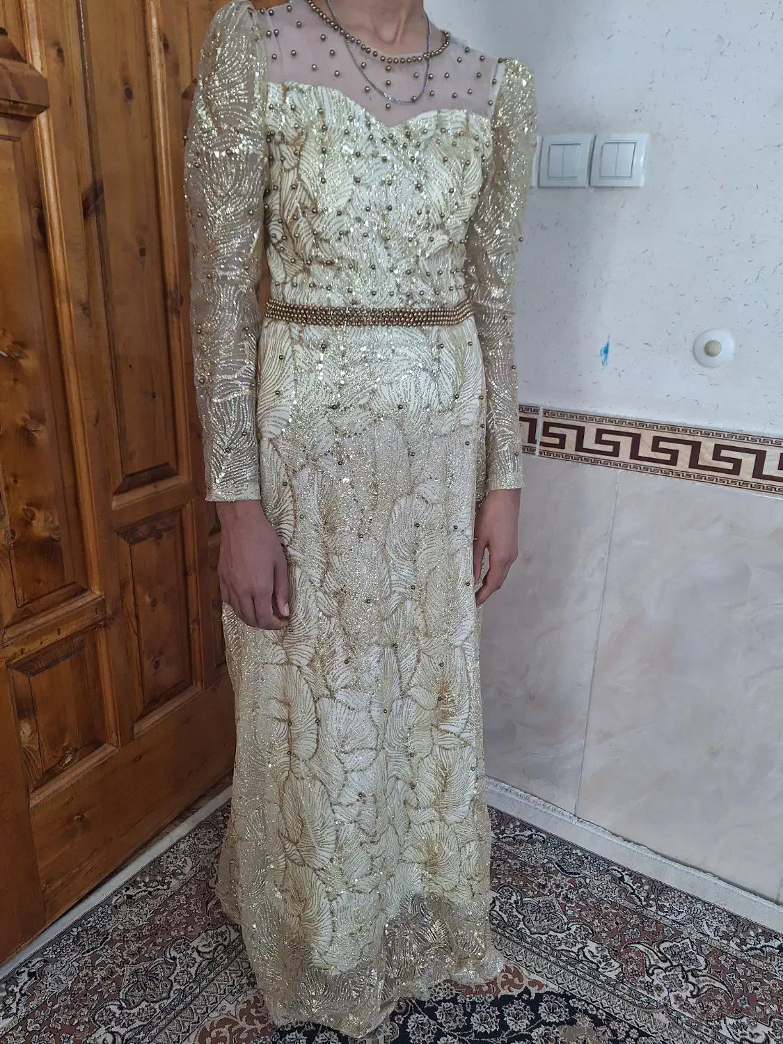 لباس مجلسی|لباس|قروه, |دیوار