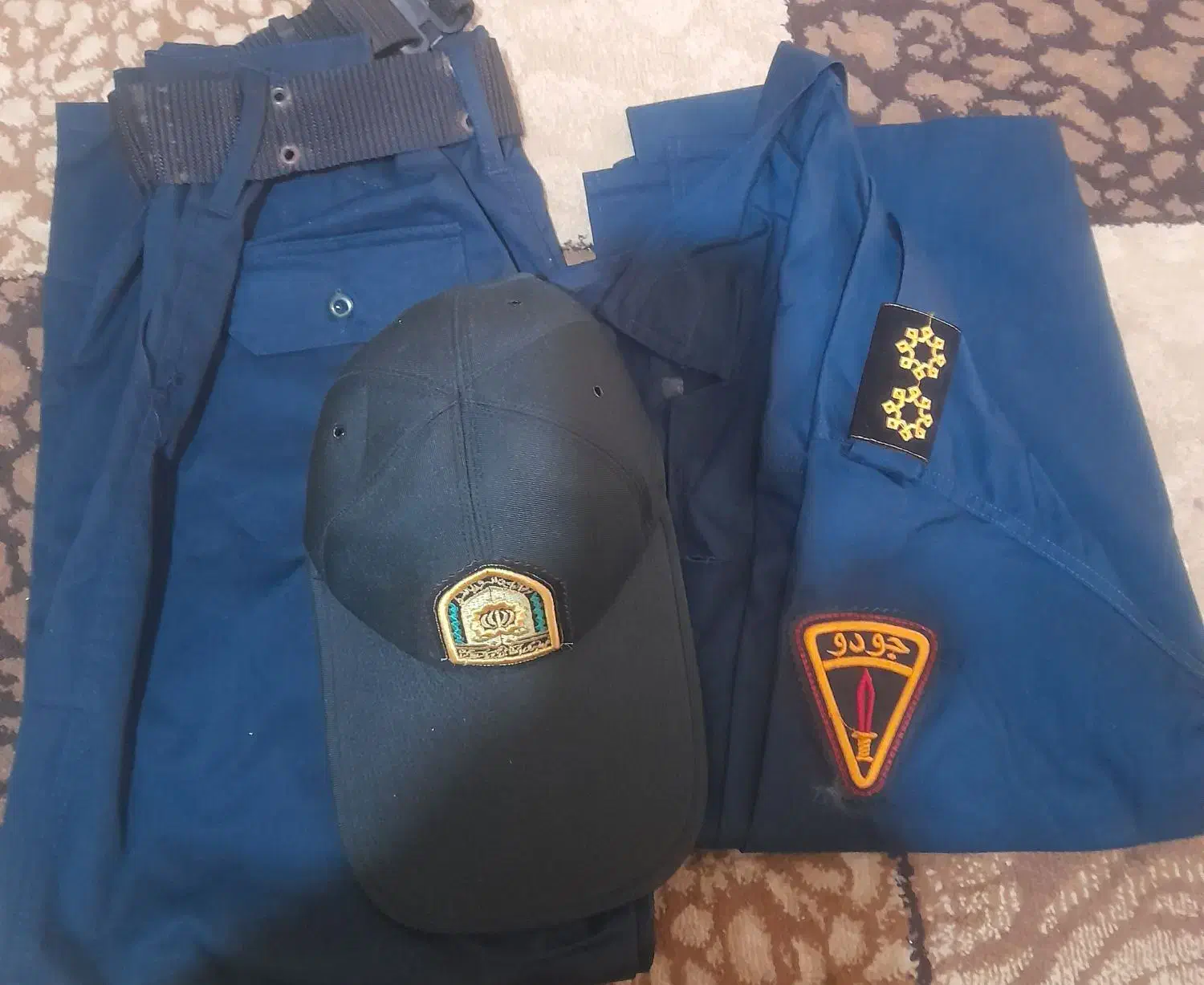 لباس نظامی|لباس|کرج, حصارک بالا|دیوار