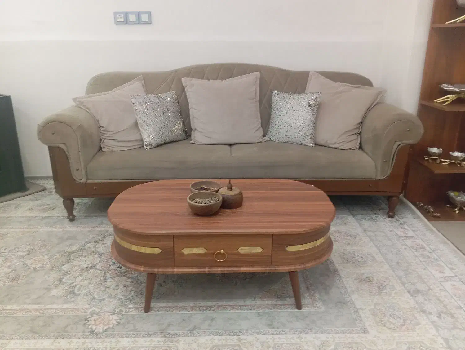 یه مبل سه نفره به همراه جلو مبلی|مبلمان خانگی و میز عسلی|گلستان (تهران), |دیوار