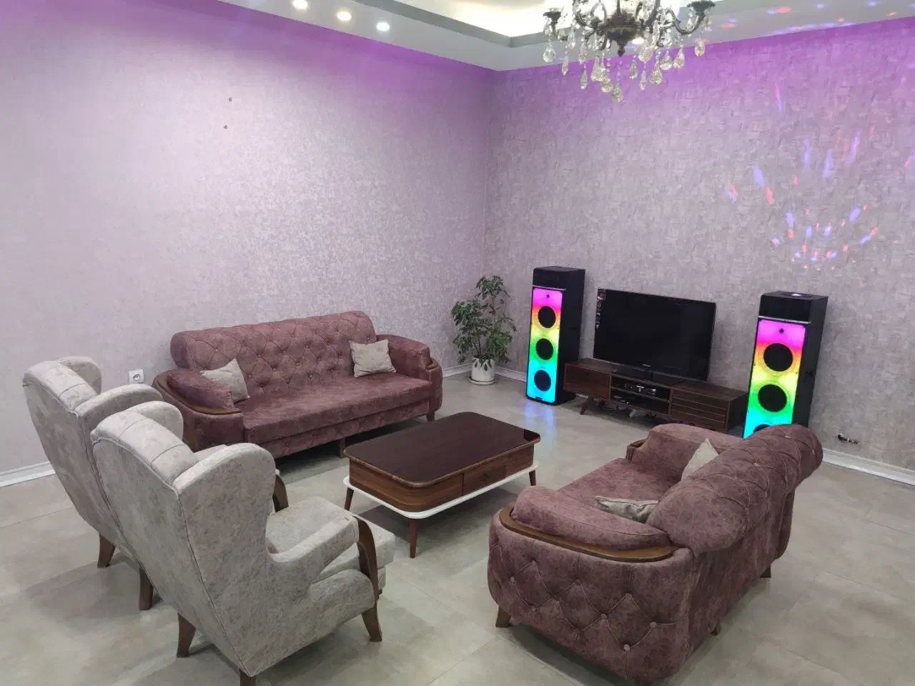 ست مبل هفت نفره و ست میز ناهار خوری ۸ نفره|مبلمان خانگی و میز عسلی|هشتگرد, تهران دشت|دیوار