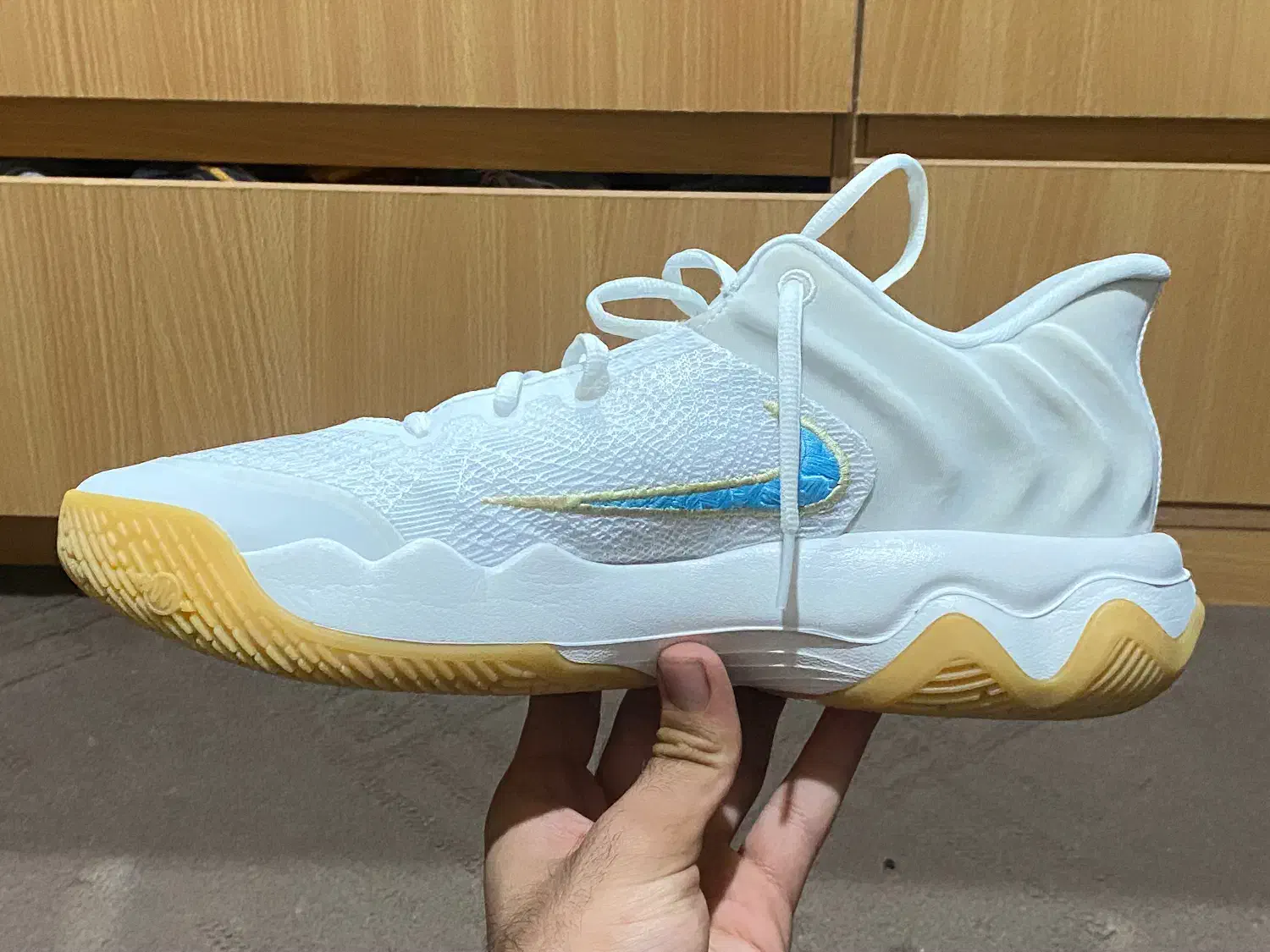 کتونی والیبال جیانیس ۴ سایز ۴۵|کیف، کفش، کمربند|چمستان, |دیوار