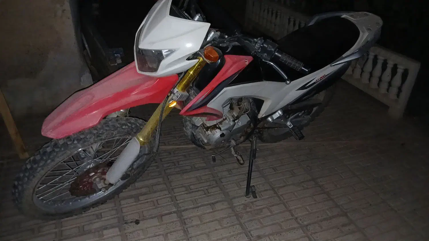 تریل ۲۰۰ پرواز|موتورسیکلت|هشتگرد, هیو|دیوار