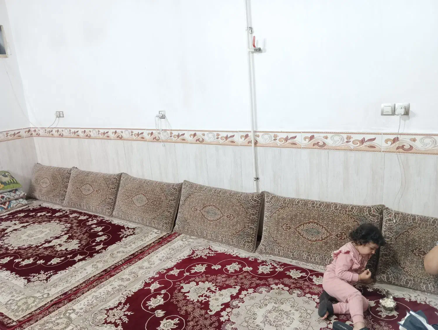 پشتی دست دوم|پشتی|گلستان (تهران), |دیوار